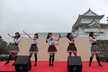 チームしゃちほこ「名古屋城路上デビューDEJAVU」の様子。（写真提供：スターダストネット）