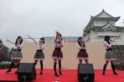 チームしゃちほこ「名古屋城路上デビューDEJAVU」の様子。（写真提供：スターダストネット）