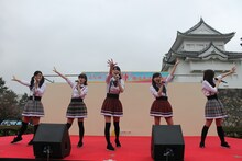 チームしゃちほこ「名古屋城路上デビューDEJAVU」の様子。（写真提供：スターダストネット）