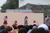 チームしゃちほこ「名古屋城路上デビューDEJAVU」の様子。（写真提供：スターダストネット）