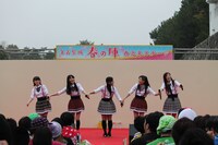 チームしゃちほこ「名古屋城路上デビューDEJAVU」の様子。（写真提供：スターダストネット）