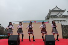 チームしゃちほこ「名古屋城路上デビューDEJAVU」の様子。（写真提供：スターダストネット）