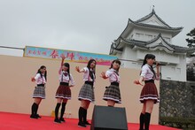 チームしゃちほこ「名古屋城路上デビューDEJAVU」の様子。（写真提供：スターダストネット）