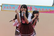 チームしゃちほこ「名古屋城路上デビューDEJAVU」の様子。（写真提供：スターダストネット）