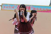 チームしゃちほこ「名古屋城路上デビューDEJAVU」の様子。（写真提供：スターダストネット）