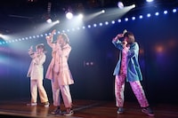 「3期生10周年公演」の様子。 (c)AKS