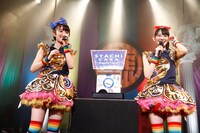 咲良菜緒と秋本帆華からなるチームねこねこ。（Photo by HIROKAZU）