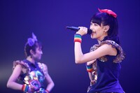 左から咲良菜緒、秋本帆華。（Photo by HIROKAZU）