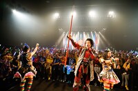 前田慶次とチームしゃちほこ。（Photo by HIROKAZU）