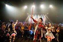 前田慶次とチームしゃちほこ。（Photo by HIROKAZU）