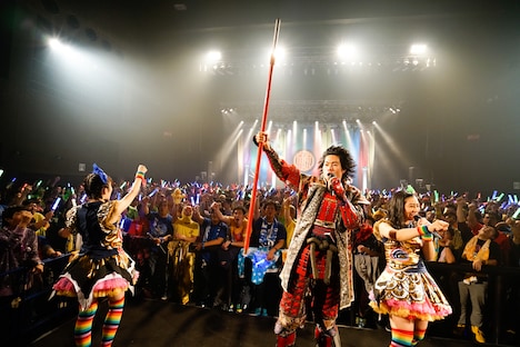 前田慶次とチームしゃちほこ。（Photo by HIROKAZU）