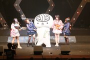 SKE48「SKE48 47都道府県全国ツアー ～機は熟した。全国へ行こう！～」高松公演の様子。中央はうどん脳くん。