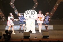 SKE48「SKE48 47都道府県全国ツアー ～機は熟した。全国へ行こう！～」高松公演の様子。中央はうどん脳くん。