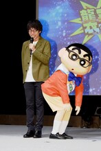 しんちゃん（右）にお尻をすり付けられながら挨拶する高橋優（左）。