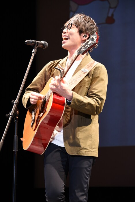 主題歌「ロードムービー」を披露する高橋優。