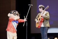 左から野原しんのすけ、高橋優。