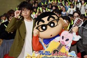 「映画クレヨンしんちゃん 襲来!! 宇宙人シリリ」公開直前イベントの様子。左から高橋優、野原しんのすけ。