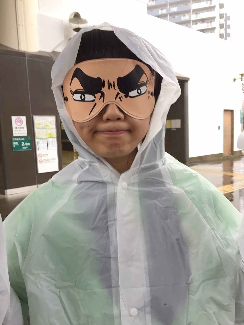 出発地点で待機する吉川ひより。（提供：スターダストプロモーション）