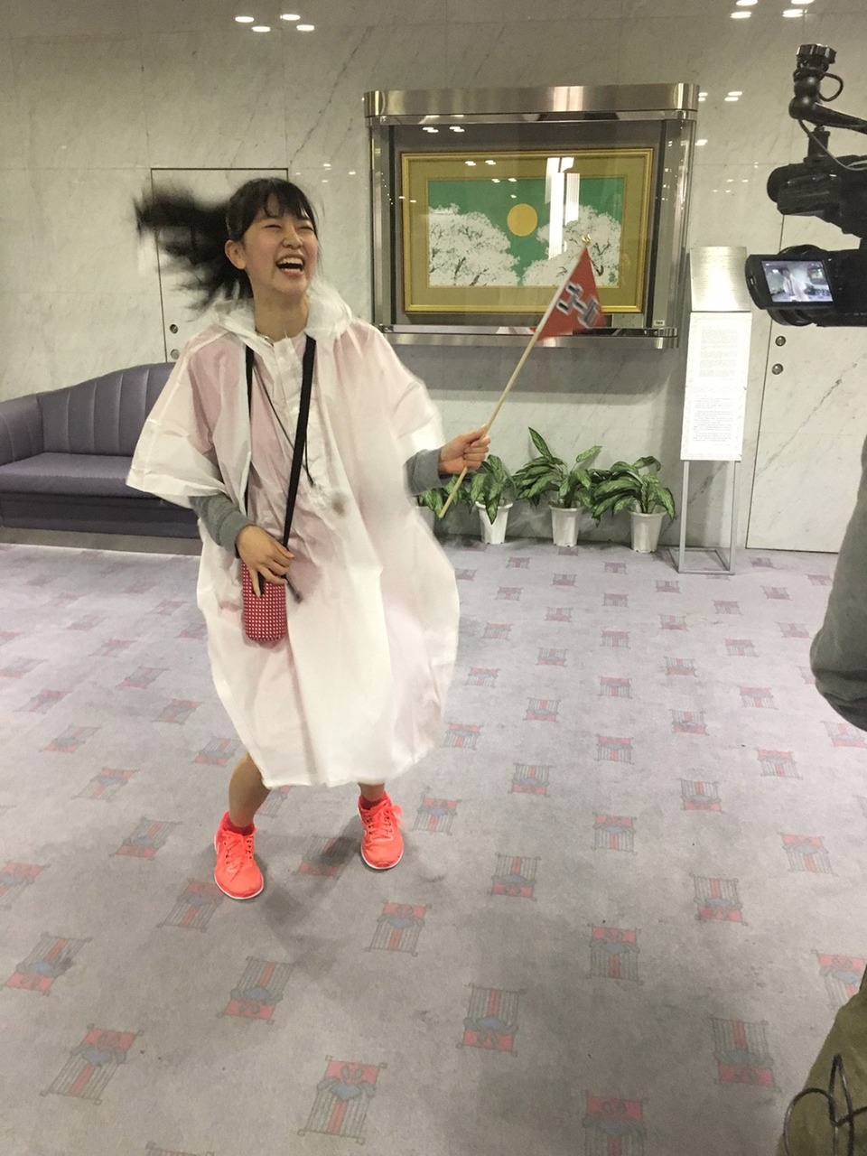 ソロ曲を獲得して喜びを爆発させる坂井仁香。（提供：スターダストプロモーション）