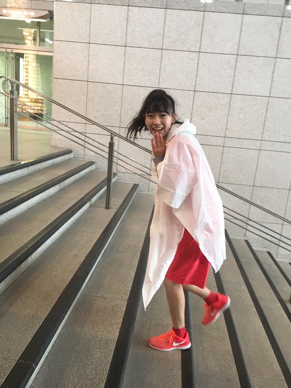 東京・かつしかかつしかシンフォニーヒルズに到着した坂井仁香。（提供：スターダストプロモーション）