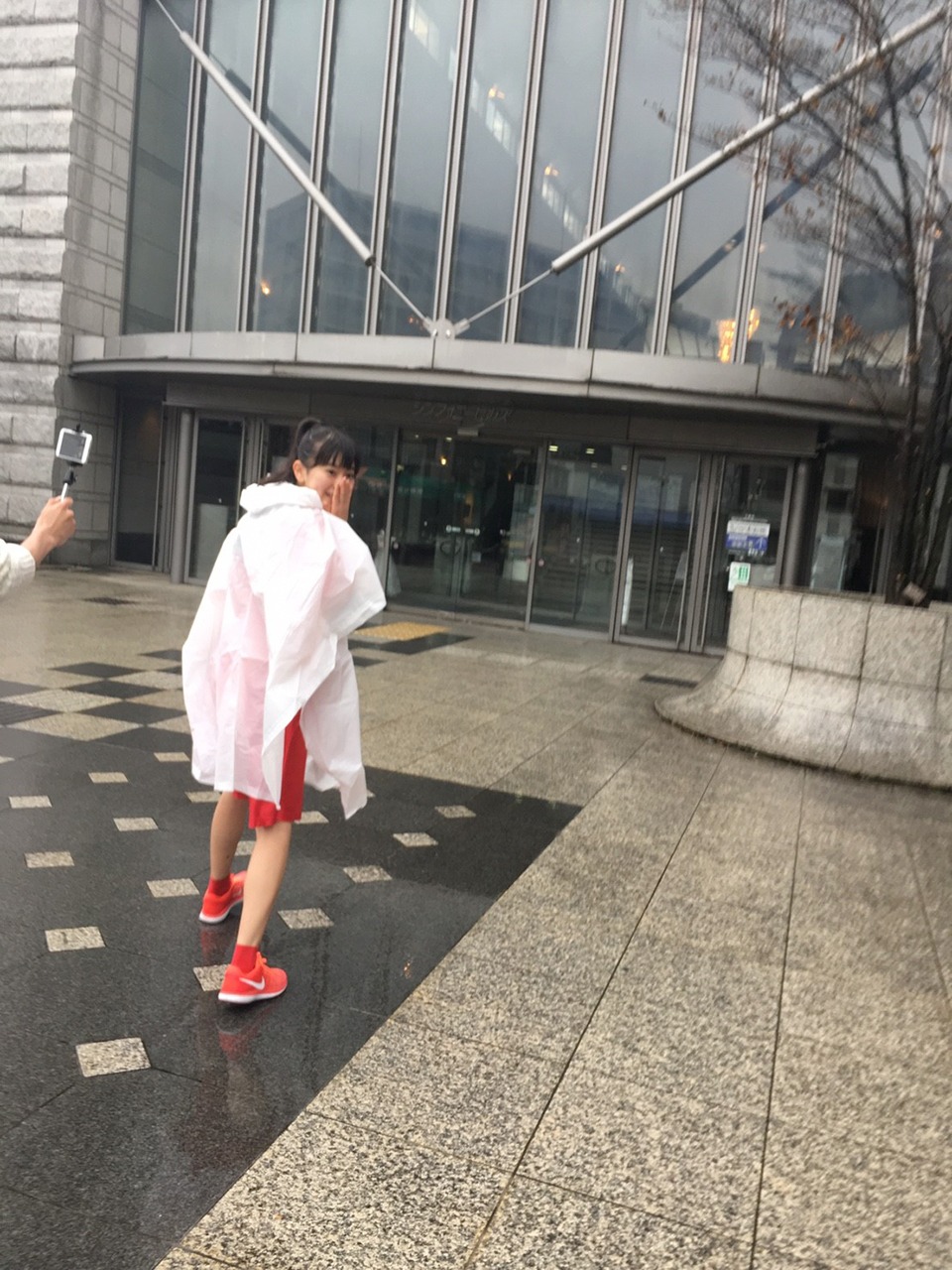 東京・かつしかかつしかシンフォニーヒルズに到着する坂井仁香。（提供：スターダストプロモーション）