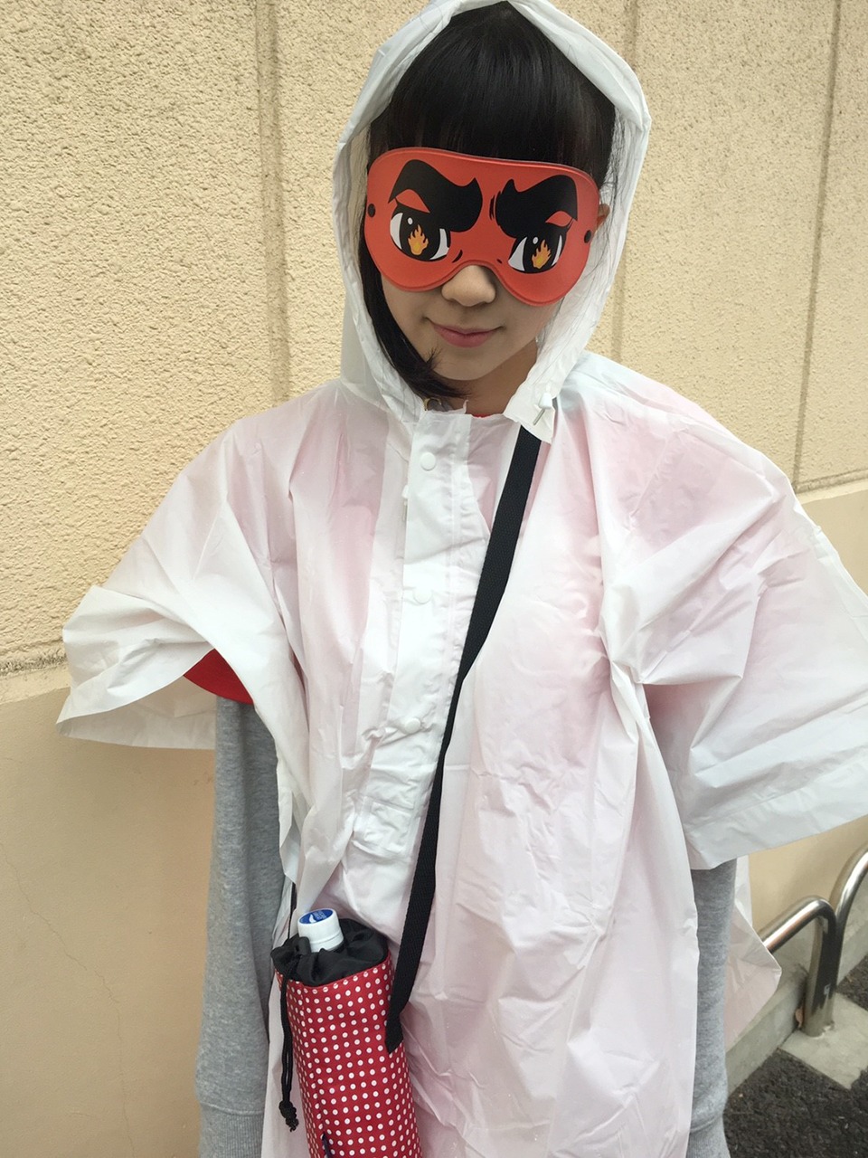 出発地点で待機する坂井仁香。（提供：スターダストプロモーション）