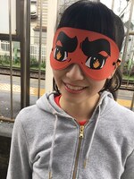 出発地点で待機する坂井仁香。（提供：スターダストプロモーション）