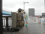 平和橋を通過する吉川ひより。（提供：スターダストプロモーション）