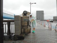 平和橋を通過する吉川ひより。（提供：スターダストプロモーション）