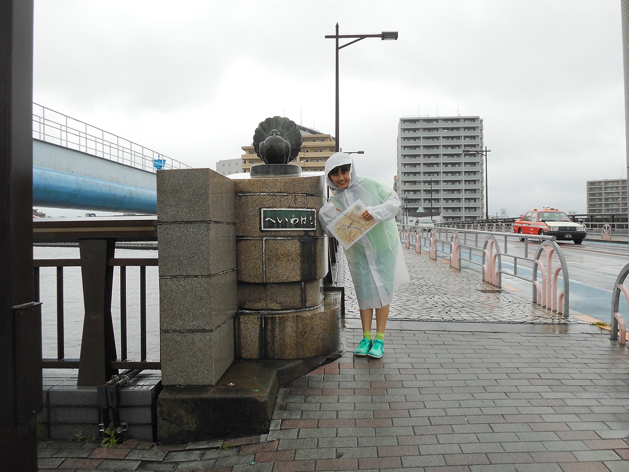 平和橋を通過する吉川ひより。（提供：スターダストプロモーション）