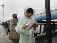 平和橋を通過する吉川ひより。（提供：スターダストプロモーション）
