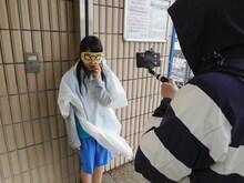 出発地点で待機する辻野かなみ。（提供：スターダストプロモーション）