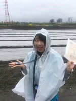地図とコンパスを持ってゴールを目指す辻野かなみ。（提供：スターダストプロモーション）