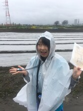 地図とコンパスを持ってゴールを目指す辻野かなみ。（提供：スターダストプロモーション）