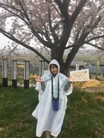 地図とコンパスを持ってゴールを目指す辻野かなみ。（提供：スターダストプロモーション）