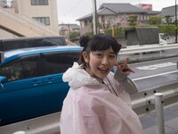 ゴールを目指して街を歩く小泉遥香。（提供：スターダストプロモーション）