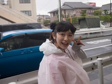 ゴールを目指して街を歩く小泉遥香。（提供：スターダストプロモーション）