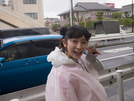 ゴールを目指して街を歩く小泉遥香。（提供：スターダストプロモーション）