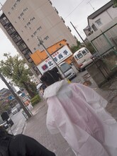 ゴールを目指して街を歩く小泉遥香。（提供：スターダストプロモーション）