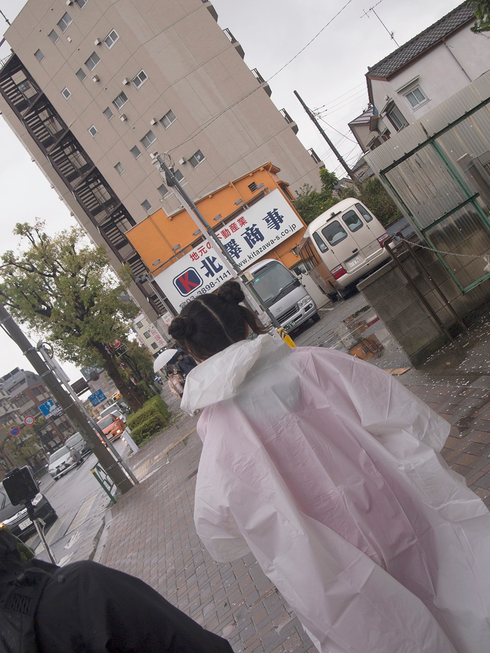 ゴールを目指して街を歩く小泉遥香。（提供：スターダストプロモーション）