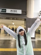 出発地点で待機する吉川ひより。（提供：スターダストプロモーション）