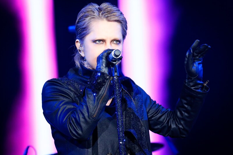 人気画像1位は「俺たちを待ってたんだろ？ 11万人圧倒したL'Arc-en-Ciel結成25周年ライブ」より、hyde（Vo）。