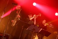 左から福島健一（T.Sax）、MAKOTO（Tp / JABBERLOOP）、村本功（Tb）。（撮影：森好弘）