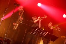 左から福島健一（T.Sax）、MAKOTO（Tp / JABBERLOOP）、村本功（Tb）。（撮影：森好弘）