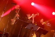 左から福島健一(T.Sax)、MAKOTO(Tp / JABBERLOOP)、村本功(Tb)。(撮影:森好弘)