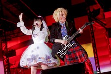 「ももクロ春の一大事2017 in 富士見市～笑顔のチカラつなげるオモイ～」4月8日公演より左から高城れに、TAKUYA。（Photo by HAJIME KAMIIISAKA+Z）