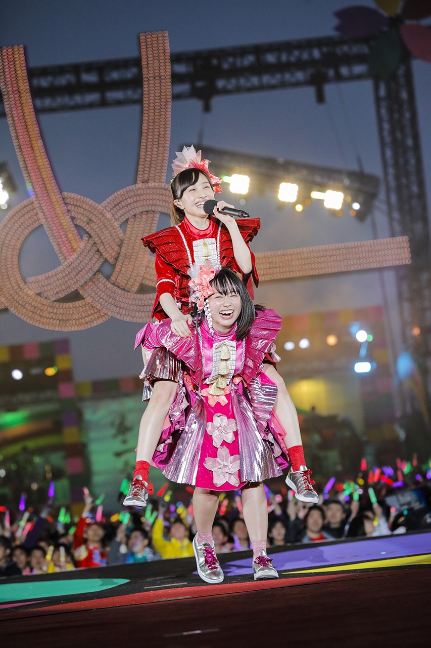 「ももクロ春の一大事2017 in 富士見市～笑顔のチカラつなげるオモイ～」4月8日公演より百田夏菜子と、百田をおんぶする佐々木彩夏。（Photo by HAJIME KAMIIISAKA+Z）