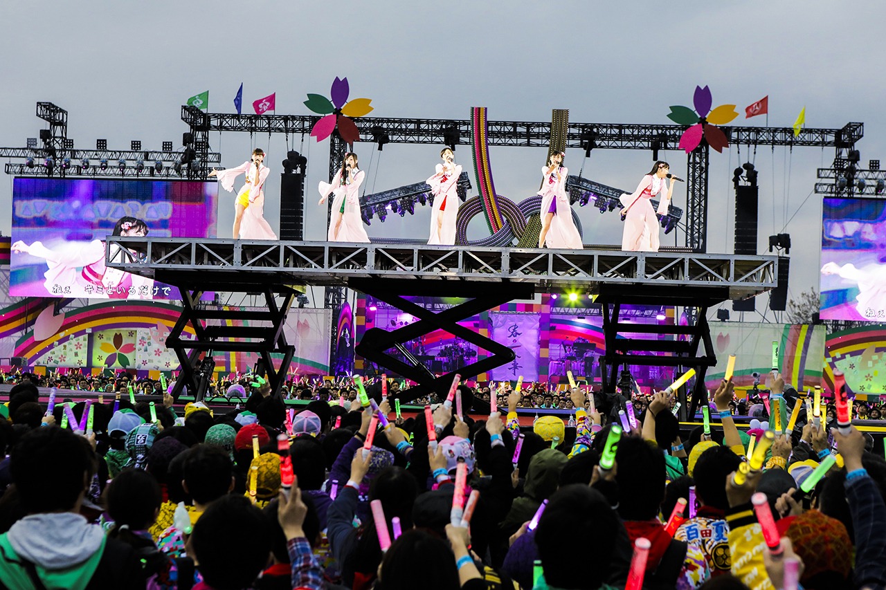「ももクロ春の一大事2017 in 富士見市～笑顔のチカラつなげるオモイ～」4月9日公演の様子。（Photo by HAJIME KAMIIISAKA+Z）