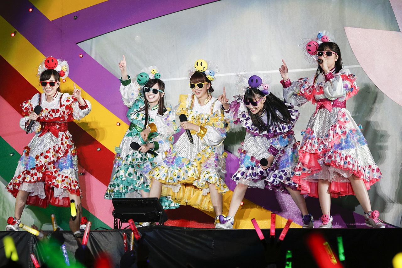 「ももクロ春の一大事2017 in 富士見市～笑顔のチカラつなげるオモイ～」よりももいろクローバーZ。（Photo by HAJIME KAMIIISAKA+Z）