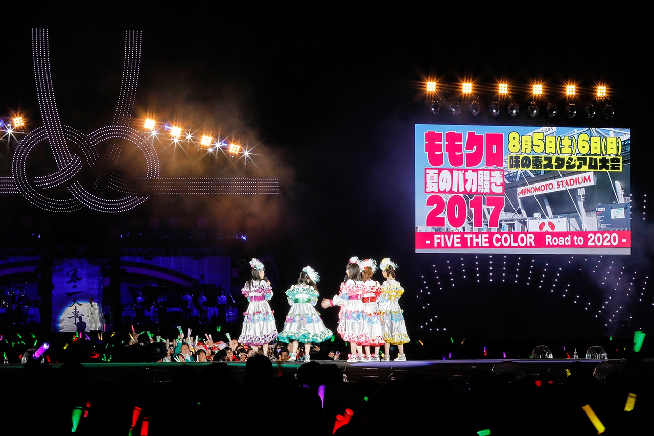 「ももクロ春の一大事2017 in 富士見市～笑顔のチカラつなげるオモイ～」4月9日公演より左奥に松崎しげる、中央にももいろクローバーZ。（Photo by HAJIME KAMIIISAKA+Z）